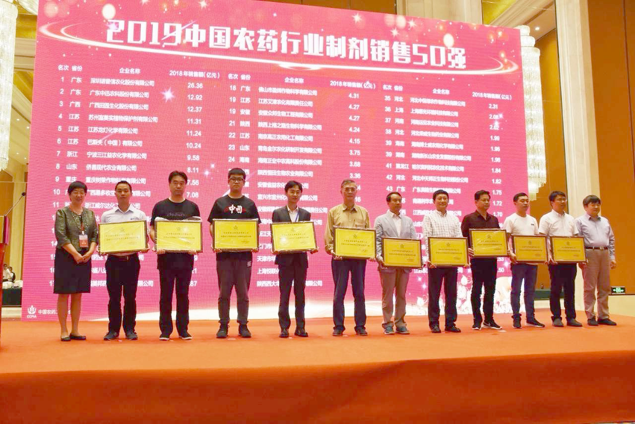 張總領(lǐng)獎(jiǎng)1亮.jpg 張總領(lǐng)獎(jiǎng)1亮.jpg